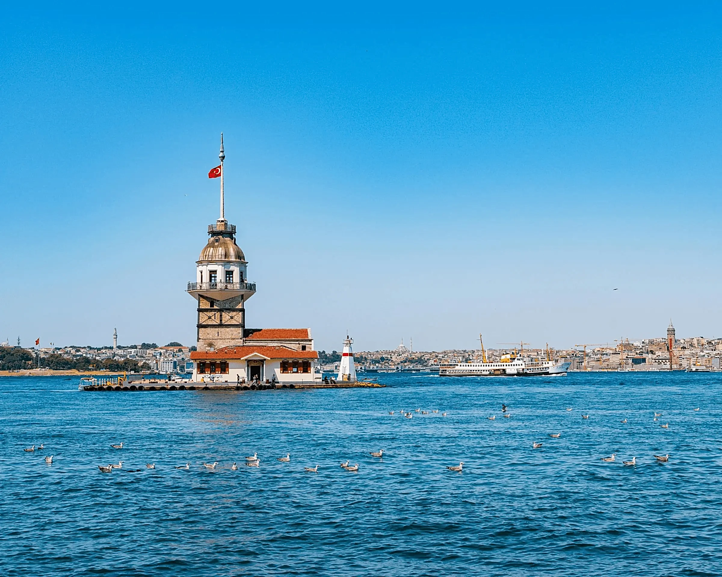 İstanbul'da Kız Kulesi manzarası eşliğinde profesyonel boya badana ustası hizmeti