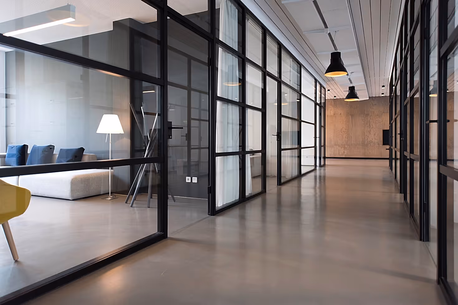 Levent'te bir mağaza veya showroomun marka kimliğine uygun boyanması